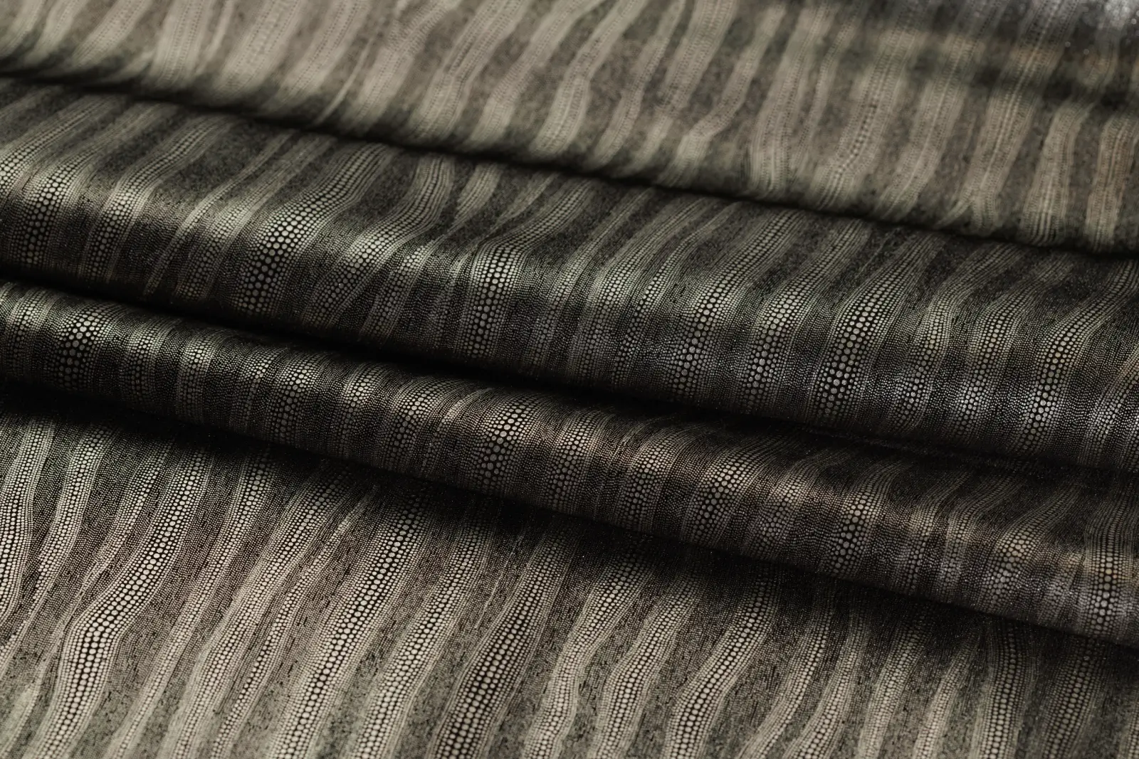 Dazzle Eel Platinum Black